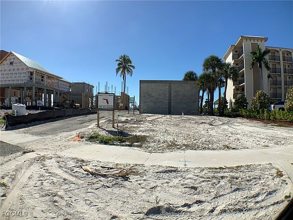 4th image of 700 Estero Blvd