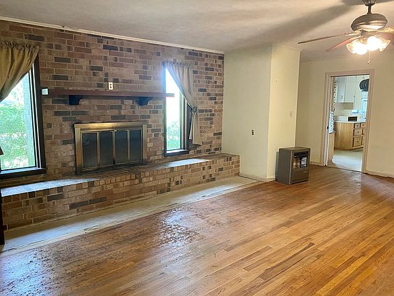3rd image of 811 Eucalyptus Ave