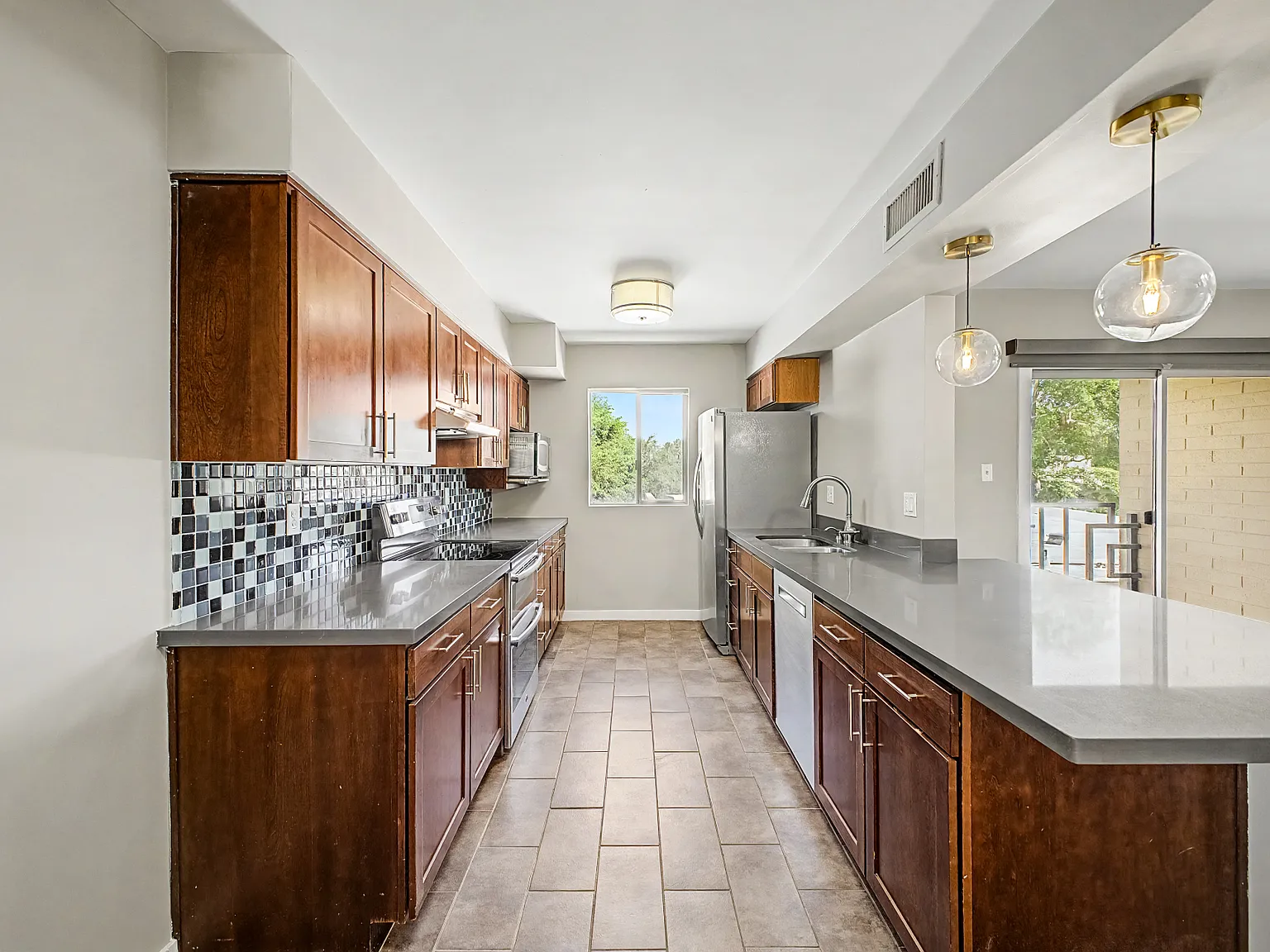 2 bed, 1374 sqft, $2,200 — Photo 3