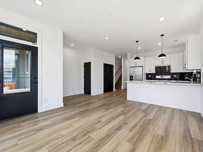 3902 S Lake Park Ave #3 — Photo 6