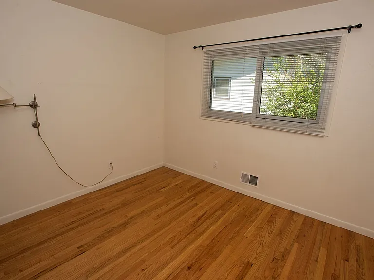 1060 Briarwood Rd — Photo 11