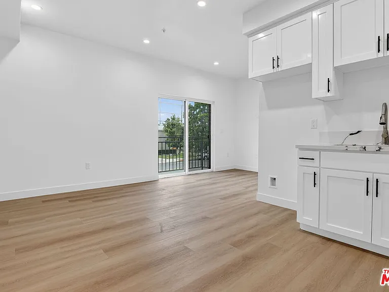 11446 Oxnard St #3 — Photo 8