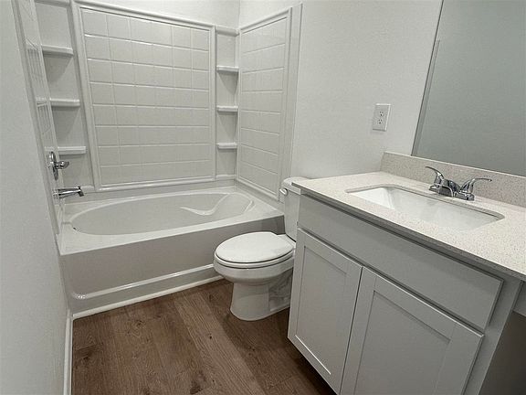 4th image of 3028 E Wells Ave