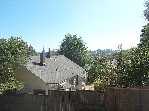 5th image of 2528 Yakima Ave