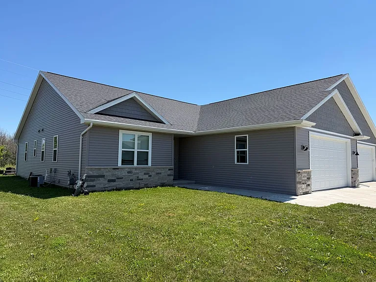 4604 N Cherryvale Ave — Photo 1