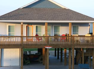 960 Seagull Ln, Crystal Beach, TX 77650