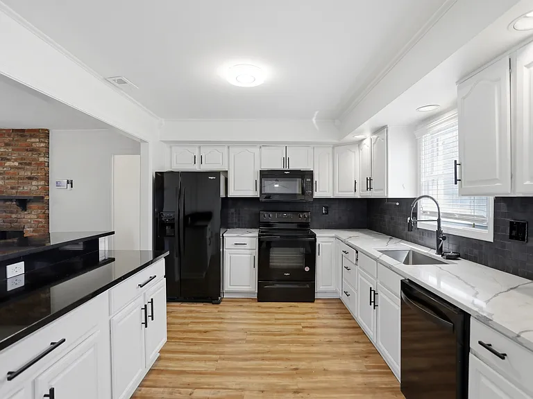 512 Lexington Blvd — Photo 11