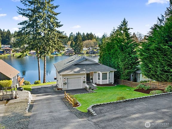 2nd image of 1400 SE Crescent Drive
