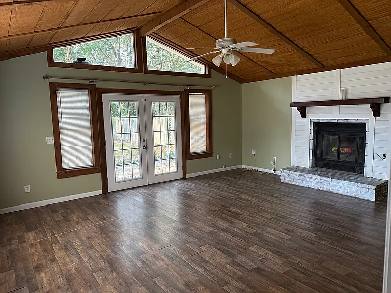 1926 Longview Dr — Photo 2