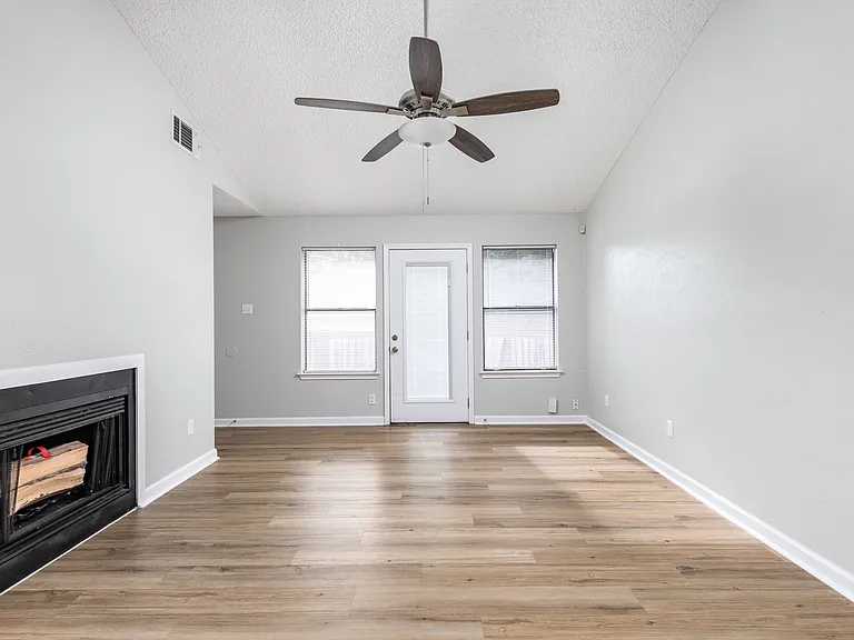 1803 Heatherglen Ln — Photo 8