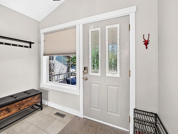 2nd image of 13 S Cresthaven Way SW
