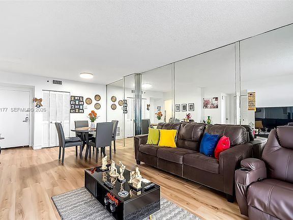 5th image of 919 Hillcrest Dr APT 607