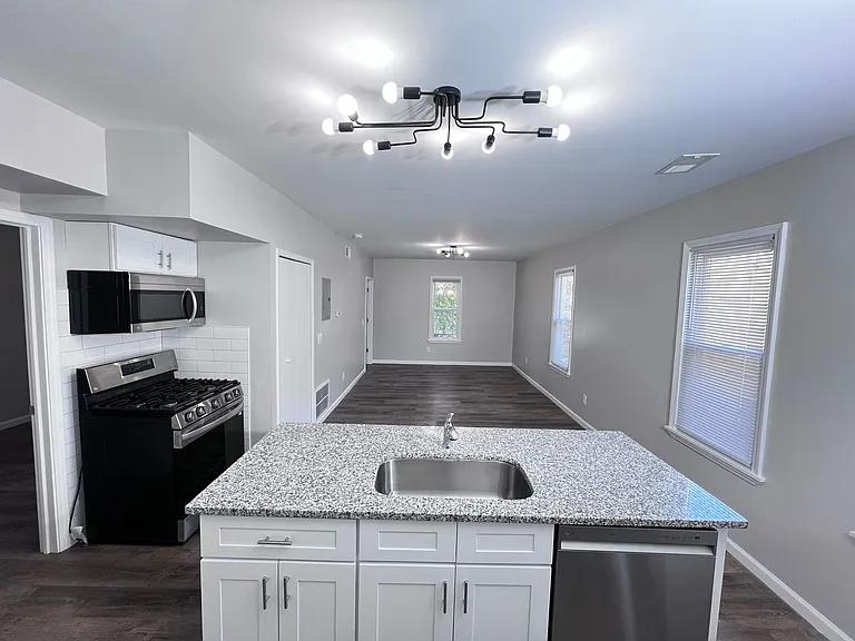 5651 Plumer St — Photo 1