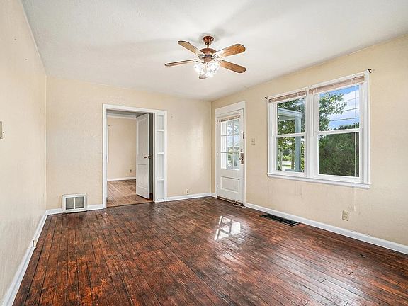 3rd image of 3929 Lincoln Way W