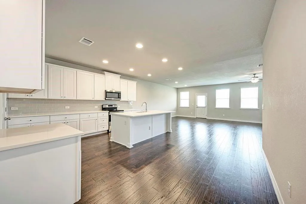 4 bed, 2.5 bath, 2210 sqft, $2,250 — Photo 3