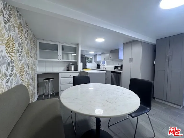 2449 Riverside Pl #REAR HOUSE — Photo 19