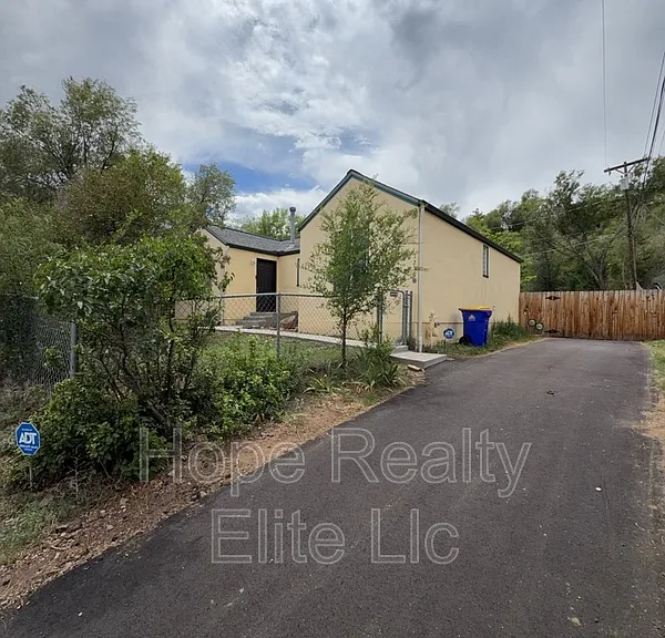 1230 N Chestnut St — Photo 2