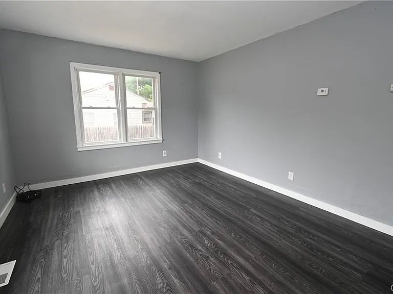 5854 Reis Dr — Photo 4