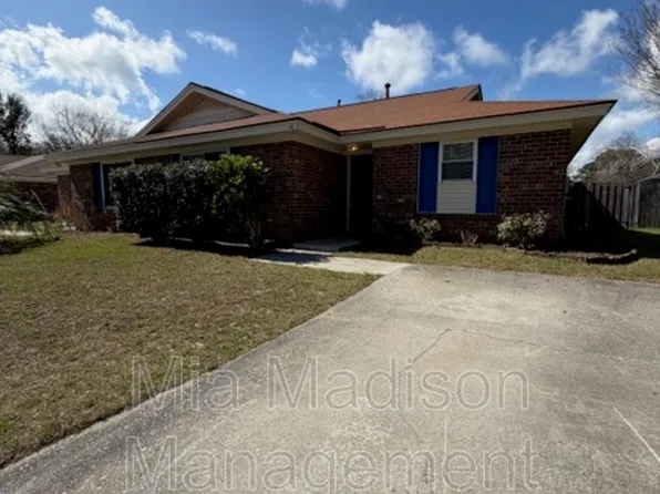 11 Peach Ct, Savannah, GA 31419