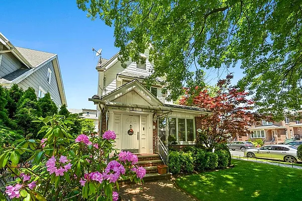 Sold by Remax Real Estate Professionals | media 3