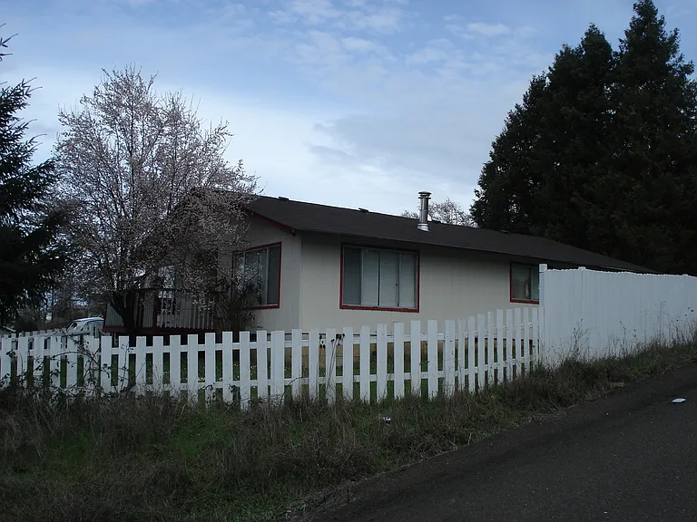 1113 NE Grandview Dr — Photo 2