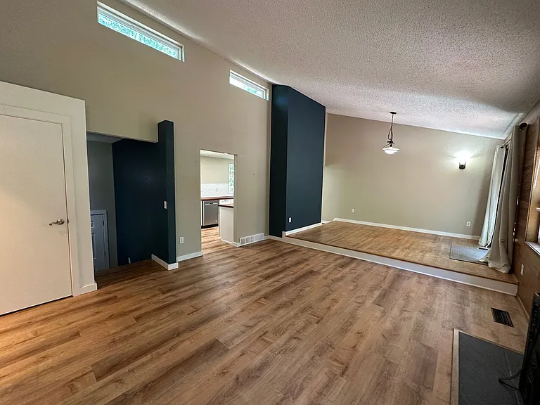 1479 Greenville Dr — Photo 8