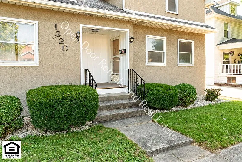 2 bed, 1.0 bath, $995 — Photo 2