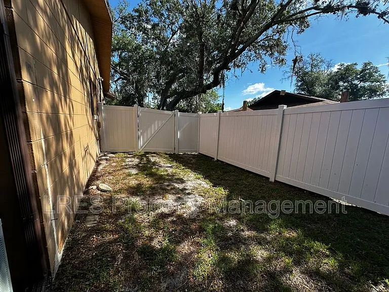 910 Sycamore Ln — Photo 27