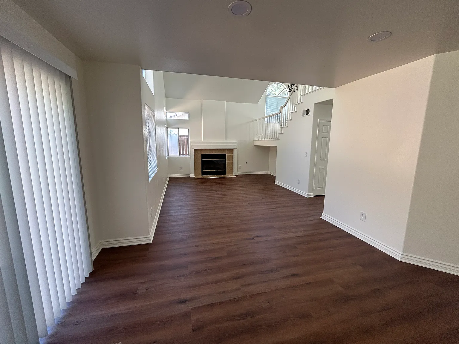3 bed, 2.5 bath, 1975 sqft, $3,200 — Photo 3