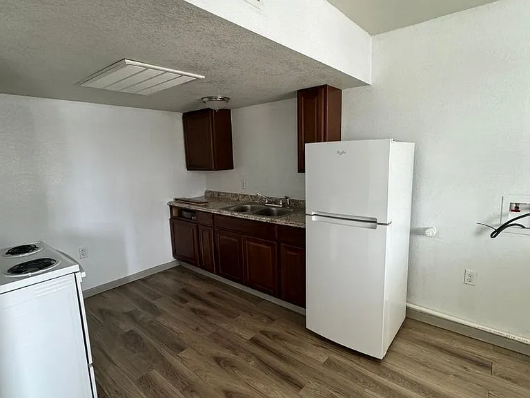 312-318 E Saint Anne Pl — Photo 1