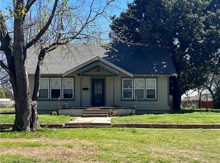 707 S Main St, Lindsay, OK 73052
