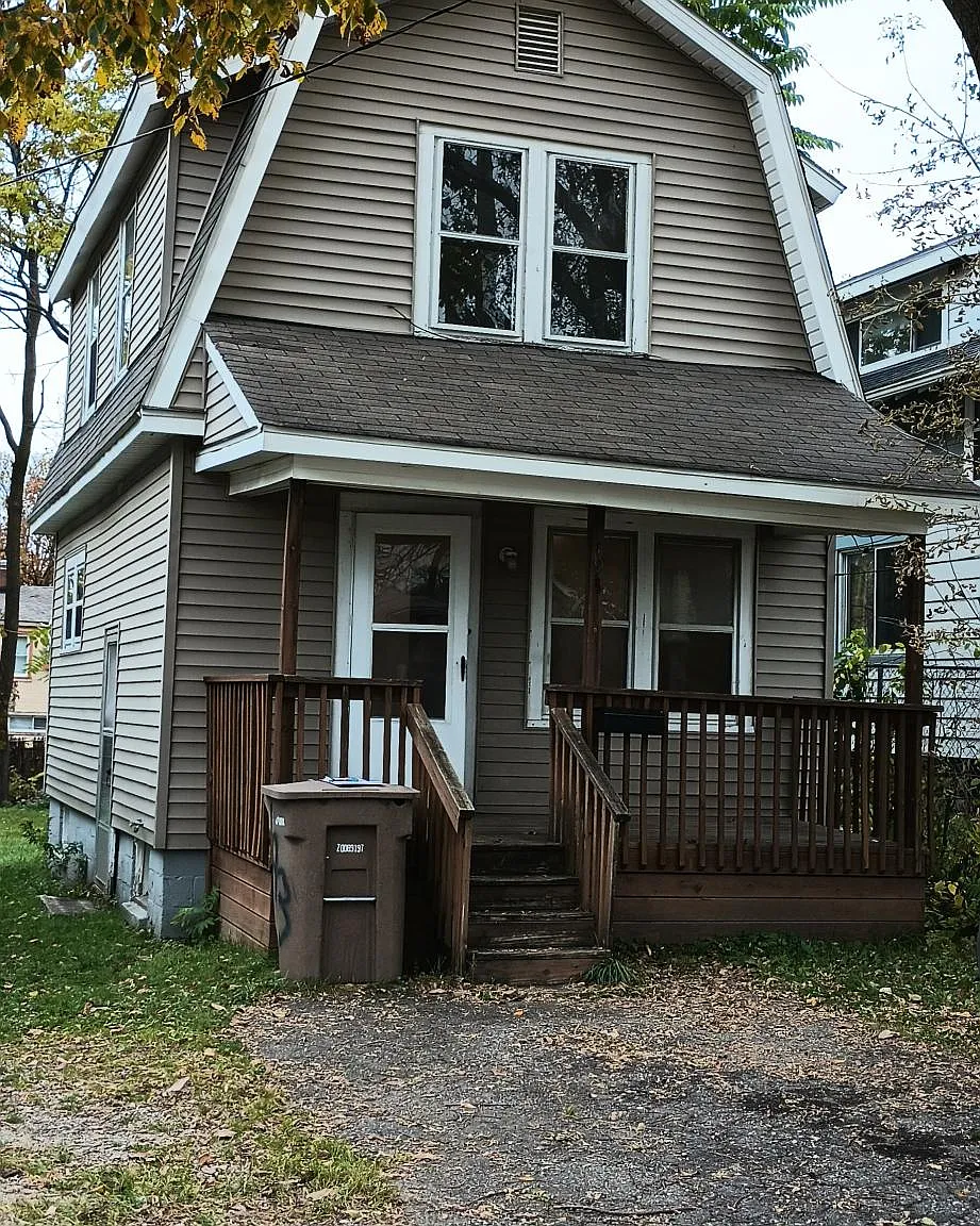 3 bed, 698 sqft, $1,300 — Photo 1