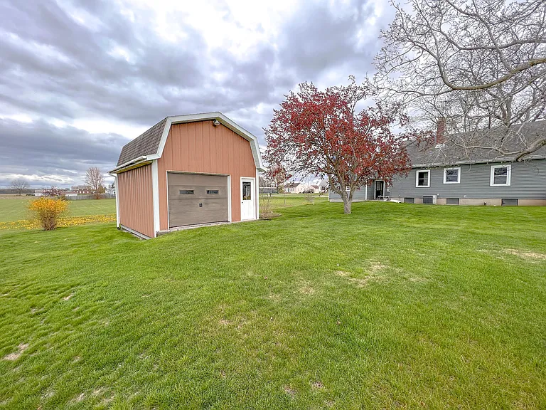 370 E Jefferson St — Photo 15