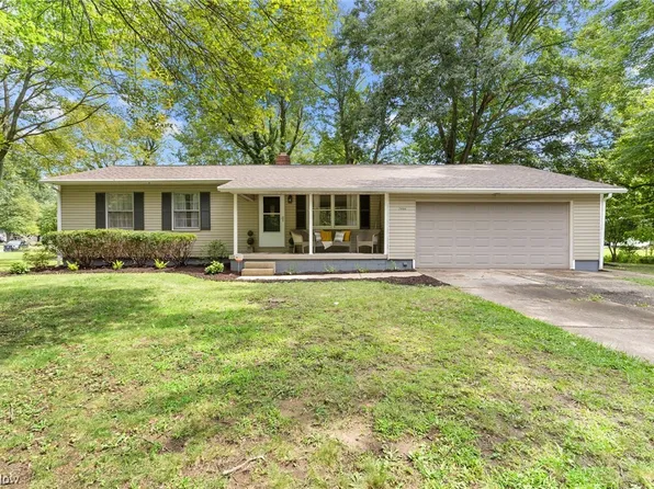 7906 Cherry Hill Dr NE, Warren, OH 44484