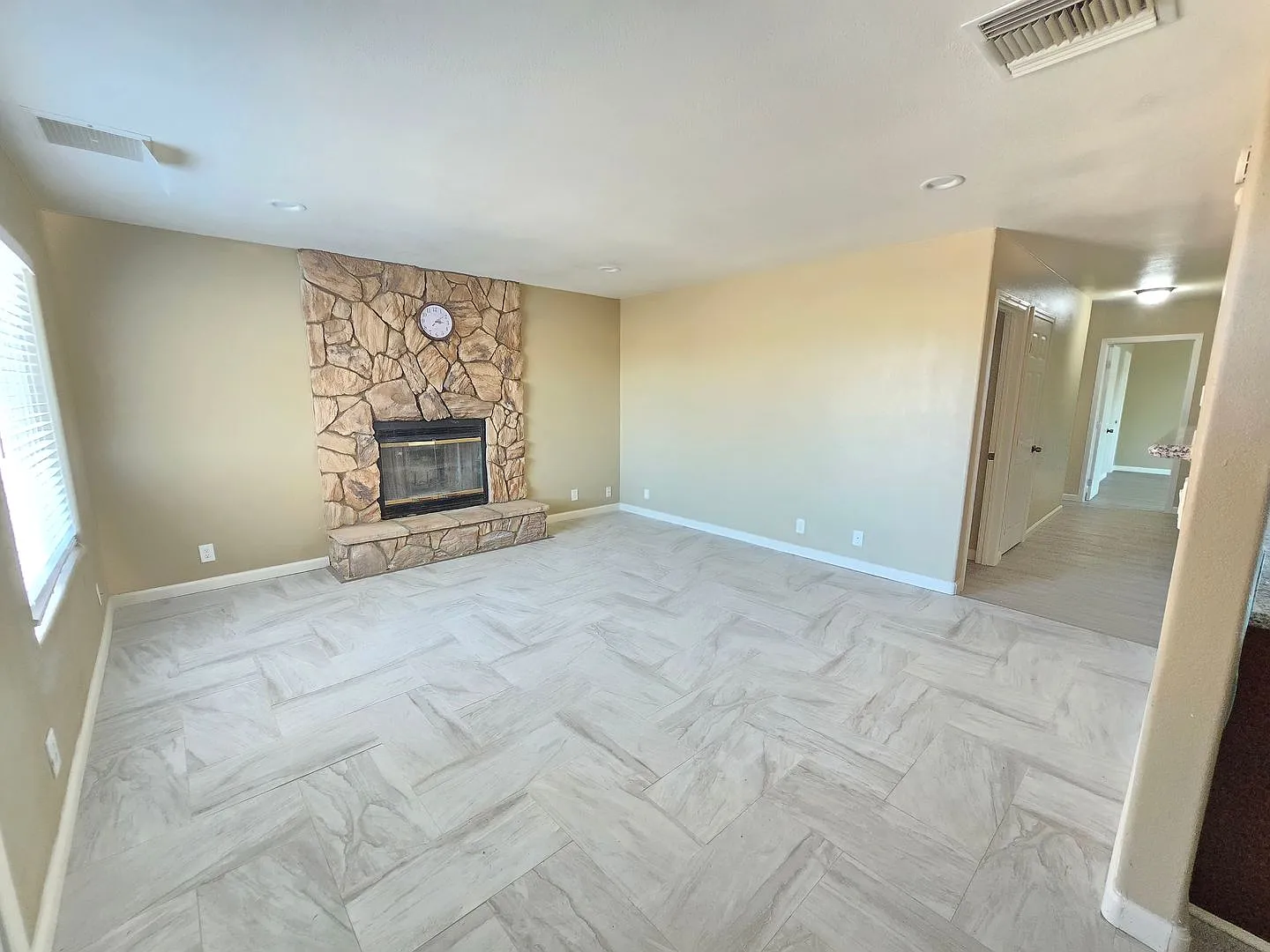 Place 633 W Ward Ave — Photo 4