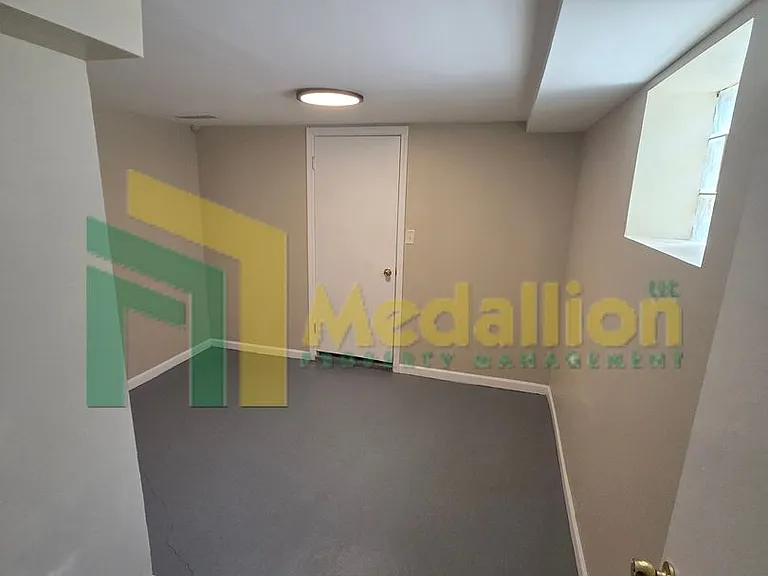 11004 S Eberhart Ave — Photo 27