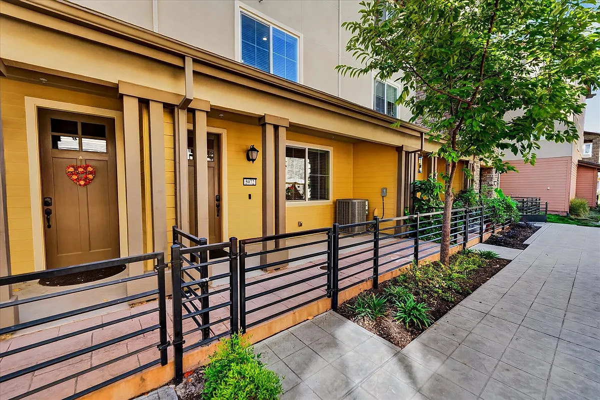 3 bed, 3.5 bath, 1901 sqft, $4,670 — Photo 4
