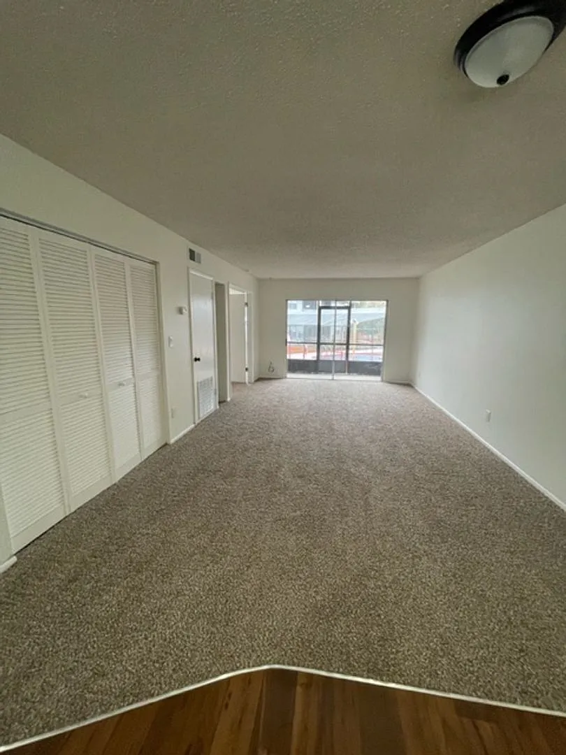 2 Bed 2 Bath 1st Floor Condo With Pool And Washer Dryer Hook Ups also accepting Section 8 Weclome... — Photo 3