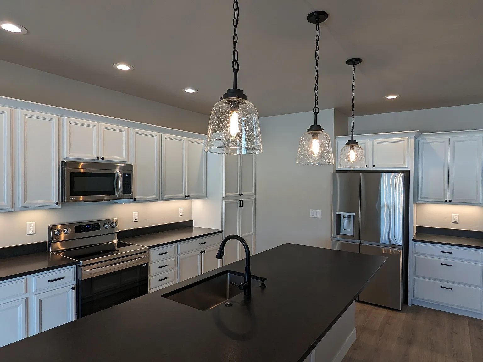 3 bed, 1859 sqft, $2,700 — Photo 4