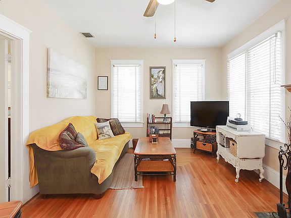 3rd image of 1010 Iroquois St