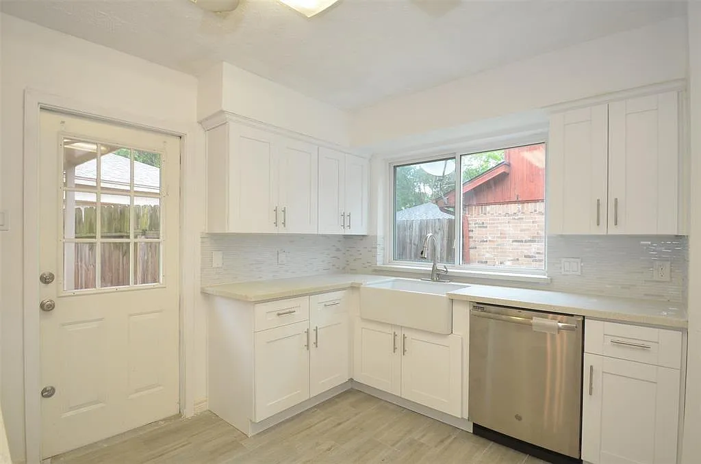 4 bed, 2.5 bath, 2308 sqft, $2,280 — Photo 3