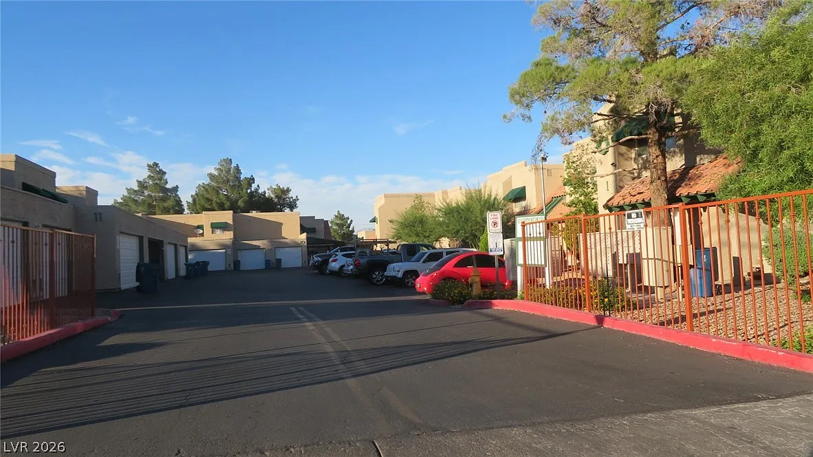 2 bed, 1.5 bath, 1164 sqft, $1,325 — Photo 2