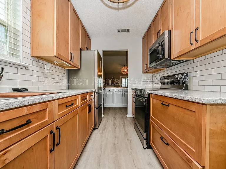 1740 Summerwoods Ln — Photo 8