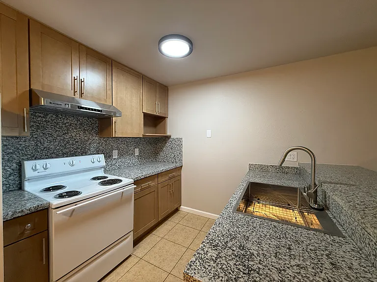 259 N Capitol Ave — Photo 14
