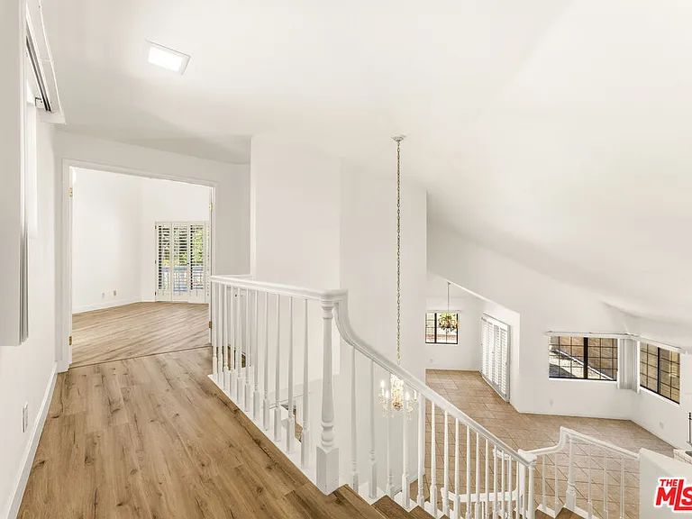28035 Sheffield — Photo 10