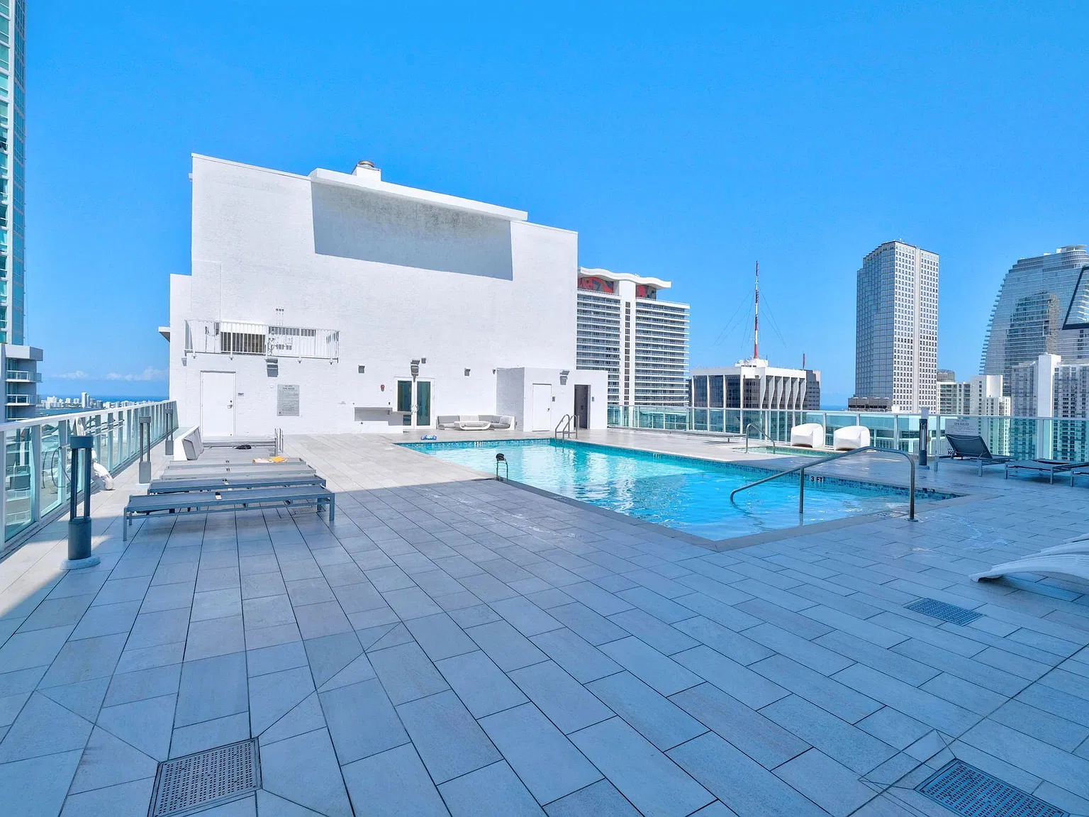 1 bed, 1.0 bath, 903 sqft, $2,500 — Photo 2