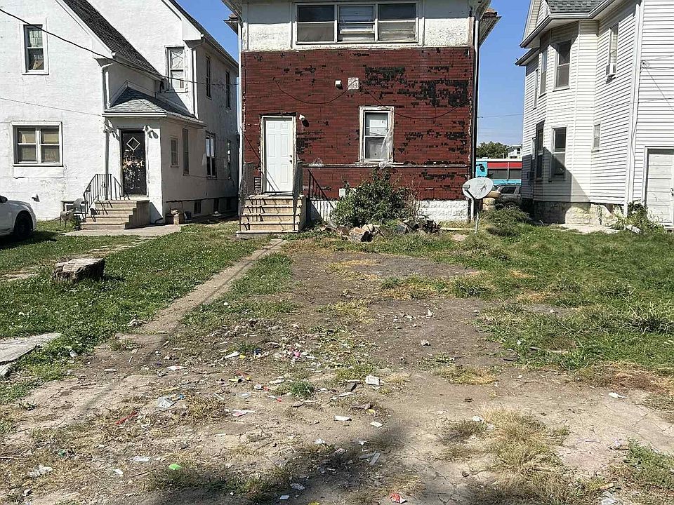 2nd image of 915 W 5th St