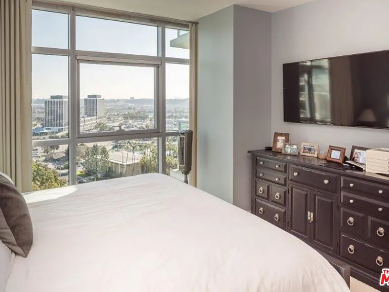 13700 Marina Pointe Dr #1725 — Photo 8
