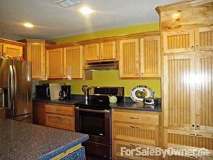 Soaring cathedral ceilings
						:
						Large, open windows. The main room is great for both relaxing and entertaining.