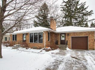 808 Sandhurst Dr W, Roseville, MN 55113